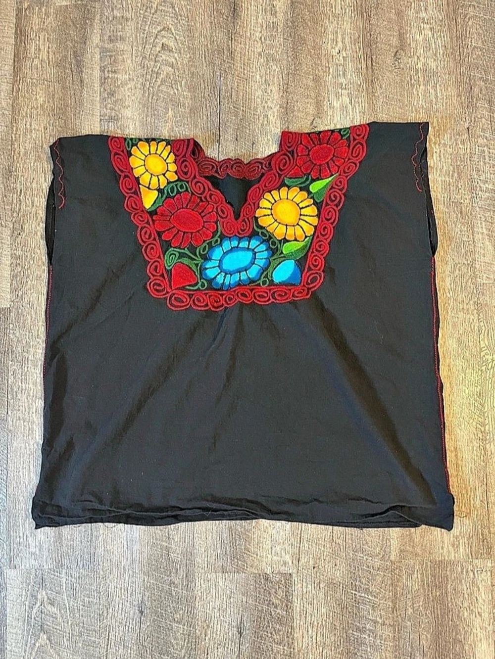 Mexican Women’s XLarge Embroidered Floral blouse top in Black & Red